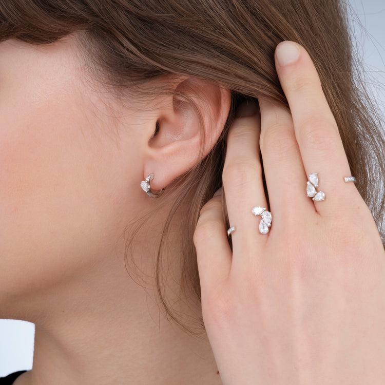 Serti sur Vide リング ホワイトゴールド ペアシェイプ ダイヤモンド3石