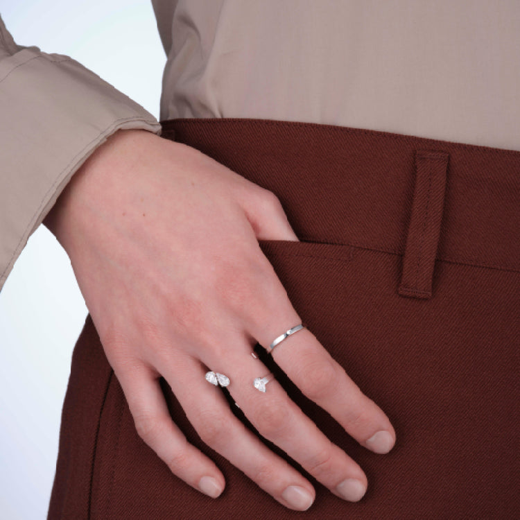 Serti Sur Vide リング ホワイトゴールド 3個ペアカットダイヤモンド