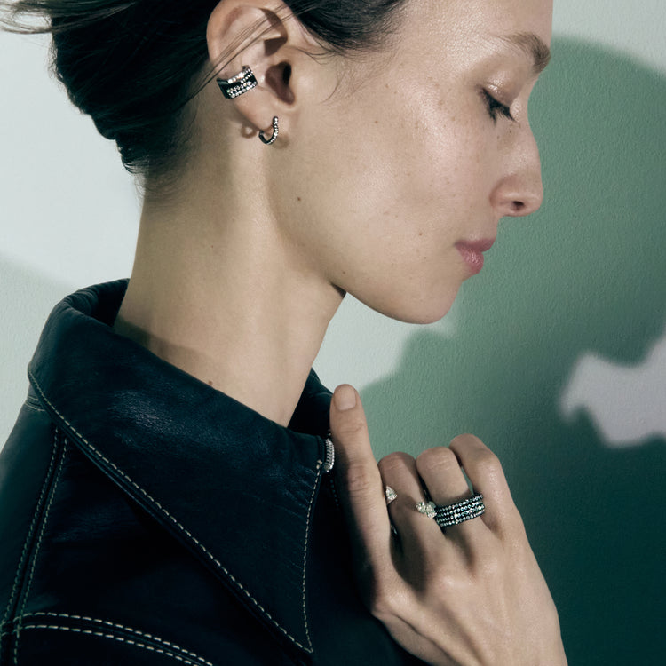 Antifer リング 4列のブラックゴールドにパヴェダイヤモンド