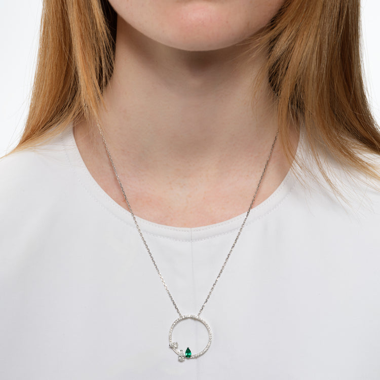 Serti sur Vide ペンダント エメラルド