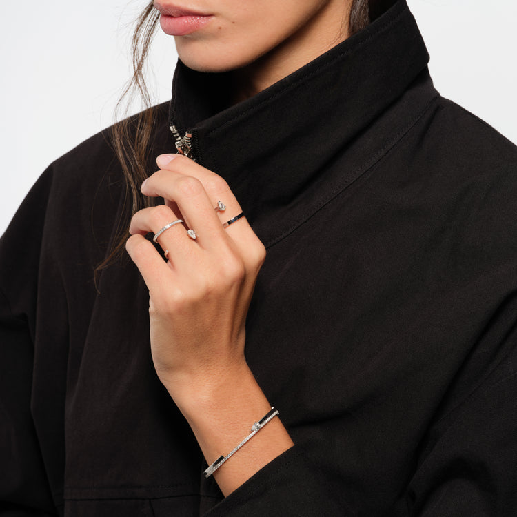 Serti sur Vide バングル　ペアシェイプダイヤモンド1石