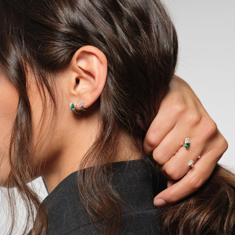 Serti sur Vide リング ホワイトゴールド ペアシェイプ ダイヤモンド2個 ペアシェイプ エメラルド1個